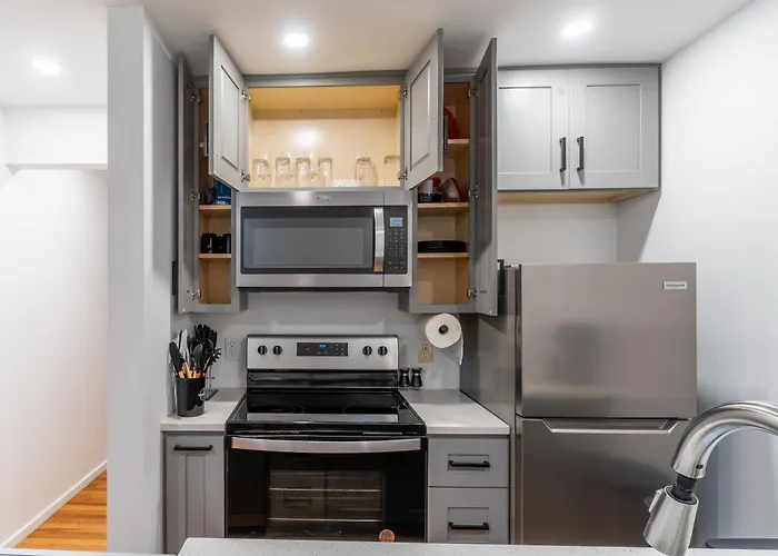 Special Offer! Cozy Luxe 2Br Getaway, Sleeps 4, Ideal For Business Travelers, Couples, Families, Near Dt Raleigh