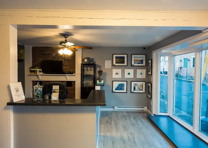 Bearskin Neck Motor Lodge