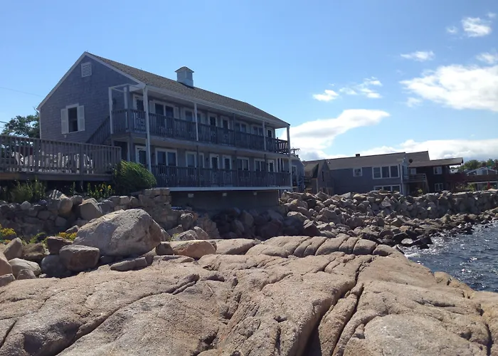 Bearskin Neck Motor Lodge