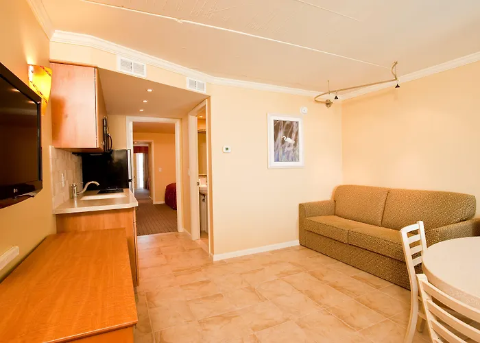 Fleur De Lis Beach Motel