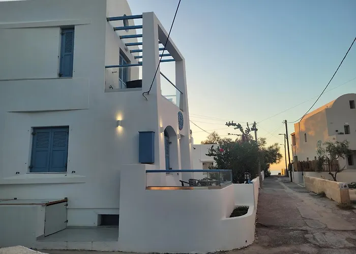 Captain Lazaros Villa: Black Beach Resort with Pool and Sea View