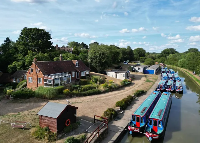 Waterside Cottage - Sleeps 11 On Grand Union Canal