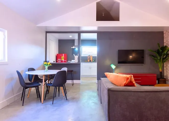 Modern Private Guesthouse With Parking, Yard, And Washer Dryer
