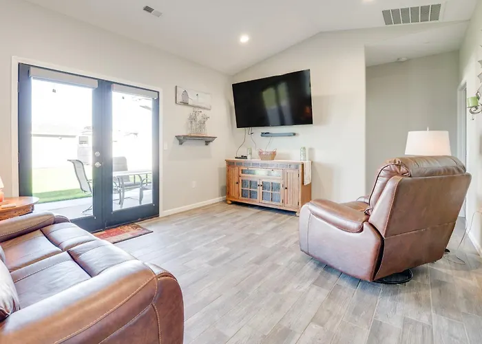 Walk To Moses Lake! Family Home W/ Fenced Yard