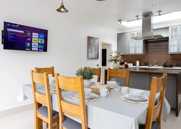 Modern 4 Bedroom Victorian Property Private Detached Close To Manchester City