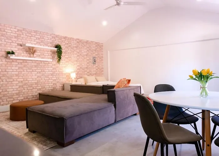 Modern Private Guesthouse With Parking, Yard, And Washer Dryer