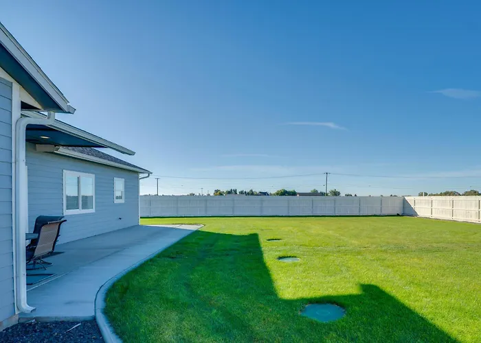 Walk To Moses Lake! Family Home W/ Fenced Yard