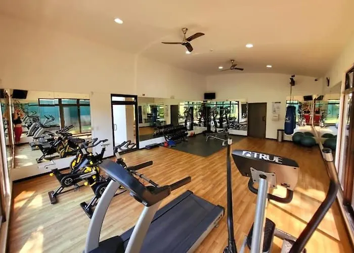 Near Airport - Lush Gardens, Pool, King Bed, Security