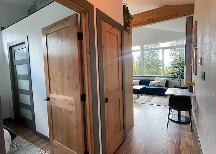 Blue Owl - Tree House Views! Couples Getaway!