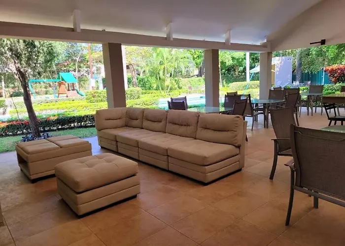 Near Airport - Lush Gardens, Pool, King Bed, Security