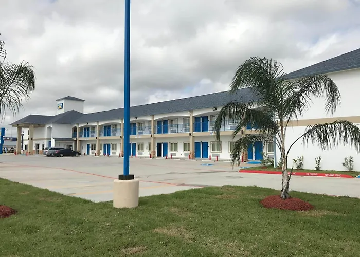 Deluxe Inn & Suites - Baytown