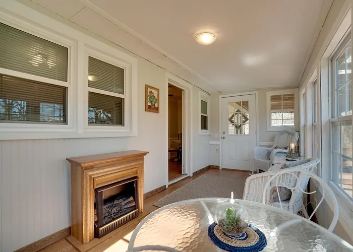 Wine Country Retreat W/ Fire Pit + Sunroom!