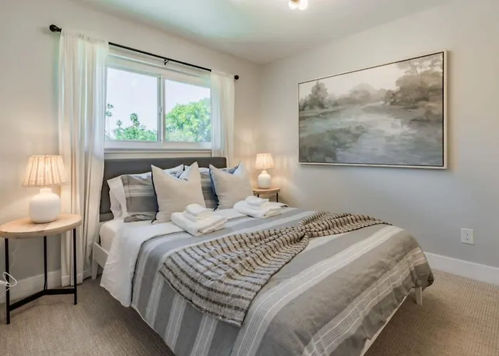 #Marbella Lane - Cozy Modern Home With Relaxing Design & Pool