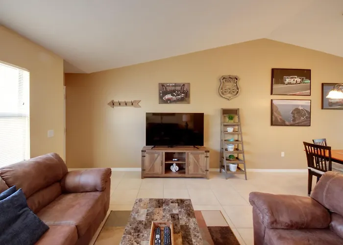 Screened Porch + Pool Access: Cozy Sebring Condo