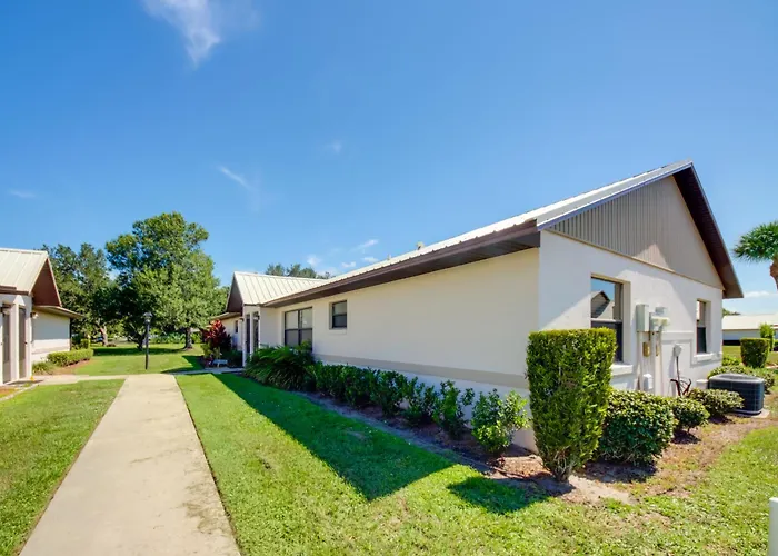 Screened Porch + Pool Access: Cozy Sebring Condo