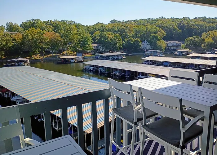 F Lakefront! Remodeled, Sleeps 4, Boat Slip, Patio, Wifi, Cable, Pool