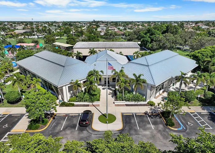 Modern Waterfront Home In Artesia With Pool/Gym