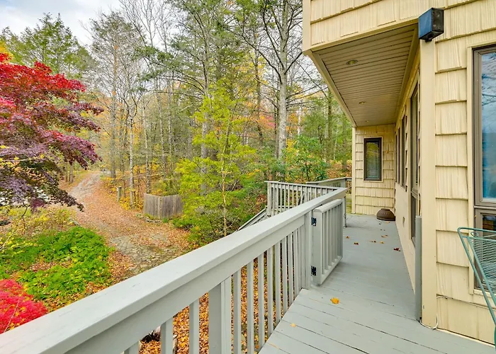 Great Barrington Lakeside Getaway W/ Kayak & Grill
