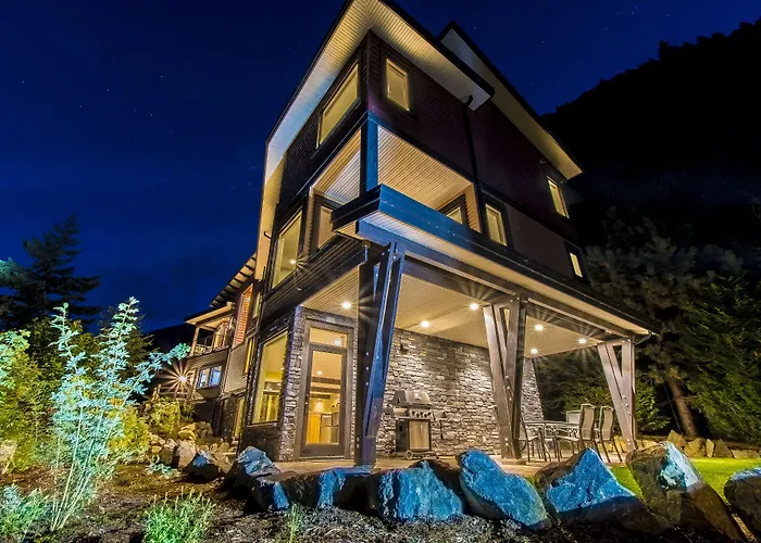 The Lodge On Harrison Lake