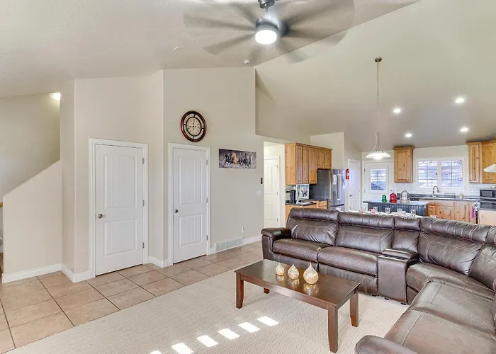 Hike, Golf & Ski: Family Home In South Jordan