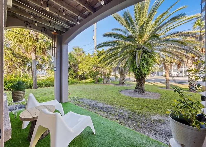 Updated! Sleeps 9-Steps To Beach & Eats!