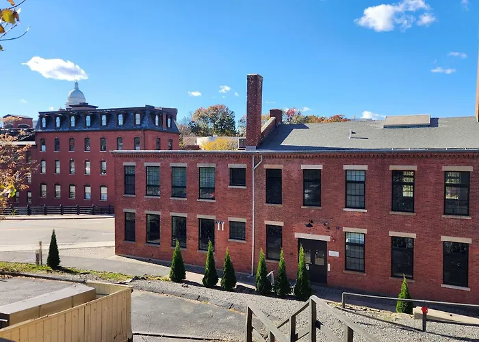 Jennifer'S Stylish Downtown Brick Foundry Escape