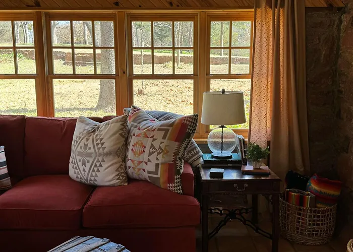 Cozy Route 66 Cabin With Hot Tub In Edmond, Ok