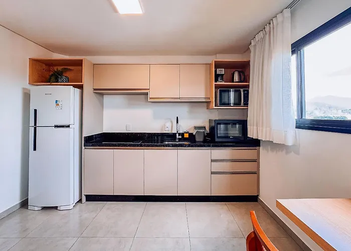 Flat ate 3 pessoas/ prédio com piscina