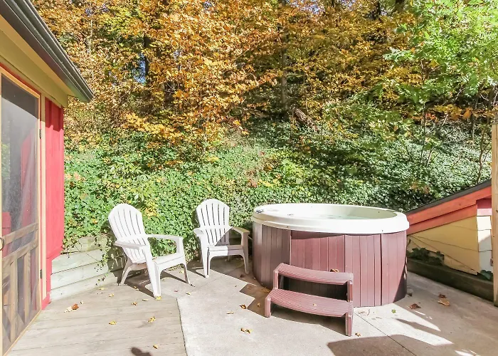 The Oriole Hot Tub Walk Or Bike To Saugatuck