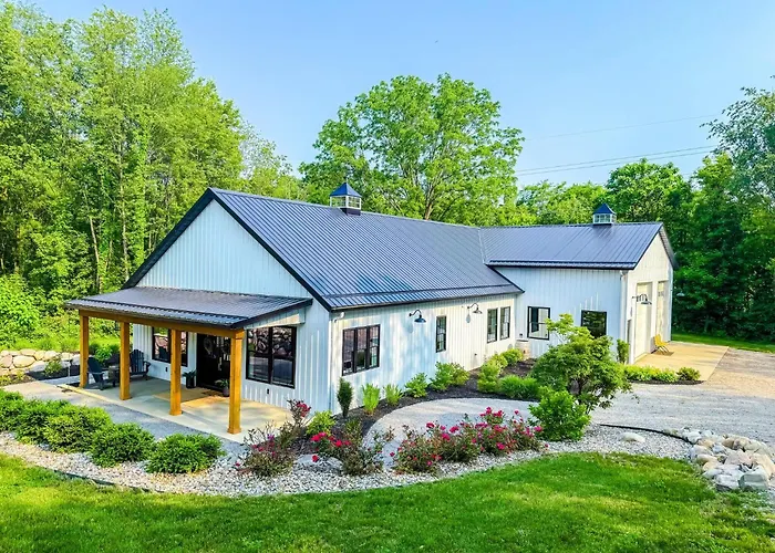 Luxury Barndo With Hot Tub, Indoor Sports Court, Private Acreage, And Near Notre Dame