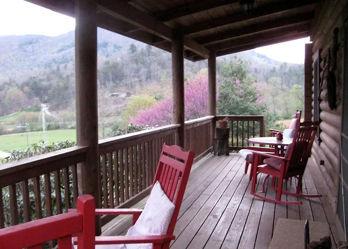 Secluded Pet-Friendly Log Cabin Near Asheville, North Carolina