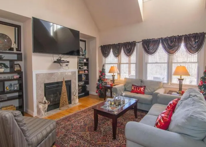 Elegant Lodge Rental With Lovely Countryside Views Near Charlottesville, Virginia