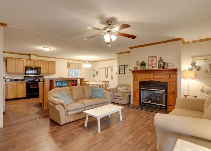 Greers Ferry Lake Access: Cabin W/ Boat Slip!