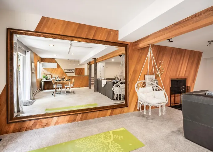 Kirkland Oasis Chic Basement Retreat With Hot Tub