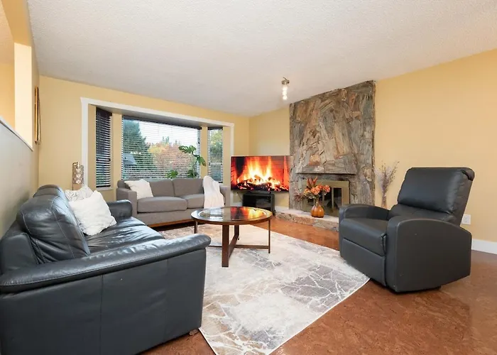 Cozy 3Br Family Home Near City Centre & Skytrain