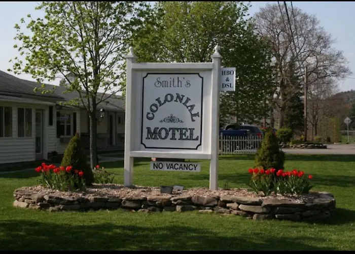 Smith'S Colonial Motel