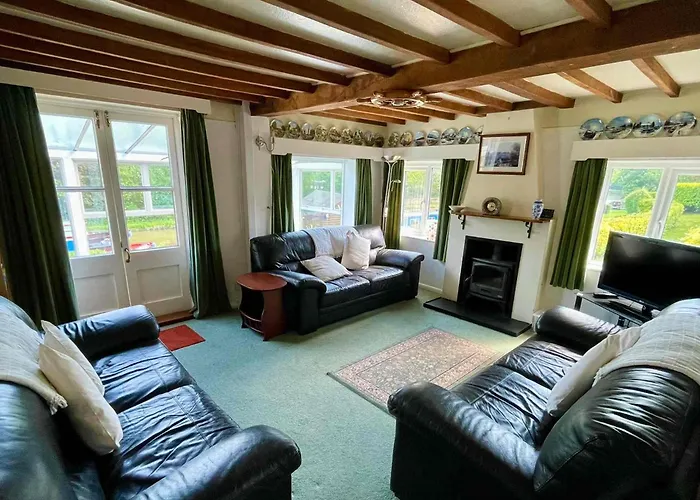 Waterside Cottage - Sleeps 11 On Grand Union Canal