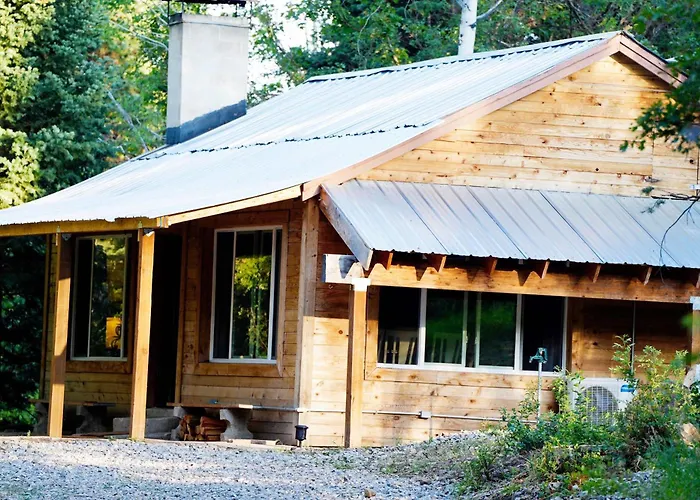 Cozy Nature Retreat Cabin With Fireplace