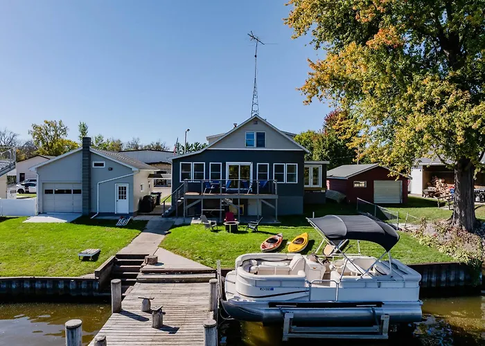 Wolf River Multi-Family Retreat - Sleeps 14 Pontoon Boat Paddle Boards Firepit