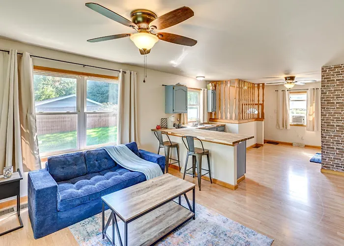 4 Mi To Lake Michigan: Updated Benton Harbor Home!