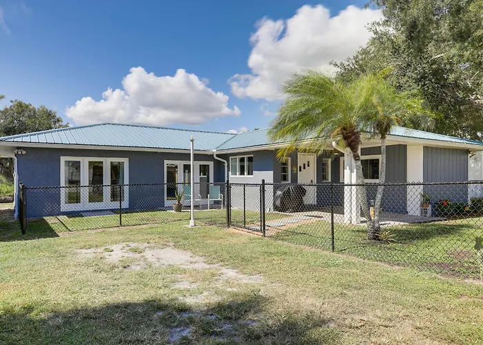 Boat Dock & Yard: Waterfront Okeechobee Retreat