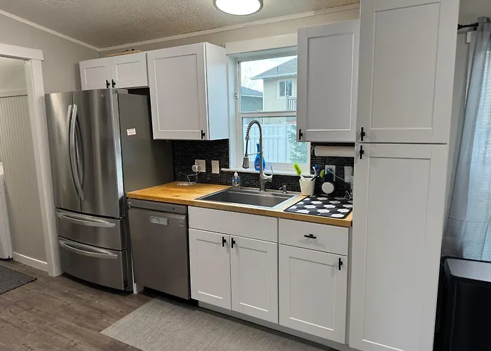 Family & Pet Friendly 3 Bdrm Home With Full Kitchen And Fenced Yard