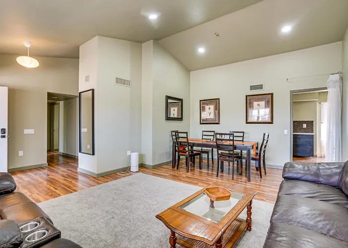 Families Welcome! Dog-Friendly Glendale Home