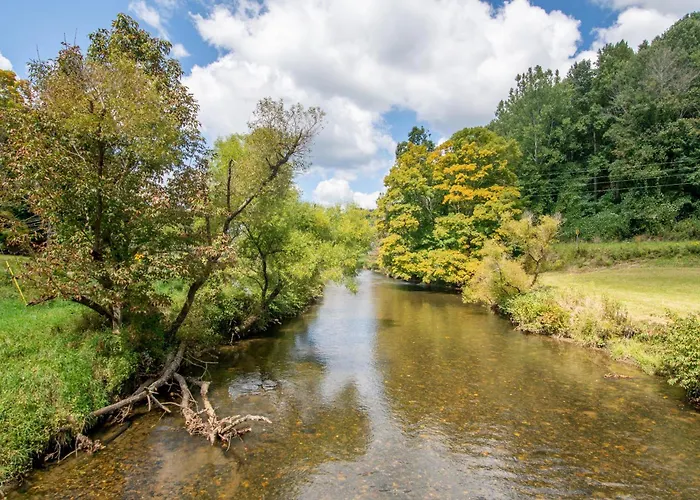 Secluded & Charming 3 Bed Cabin, Dogs Ok, 20 Mins To W Jefferson