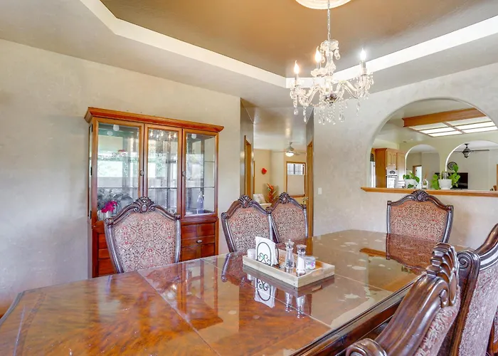 3 Mi To Sequoia Park Zoo: Spacious Home W/ Sunroom