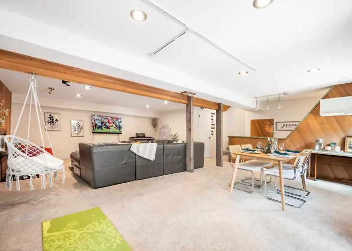 Kirkland Oasis Chic Basement Retreat With Hot Tub
