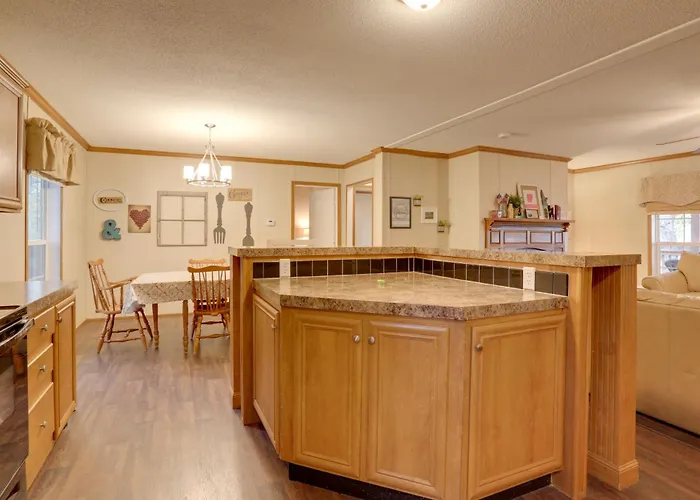 Greers Ferry Lake Access: Cabin W/ Boat Slip!