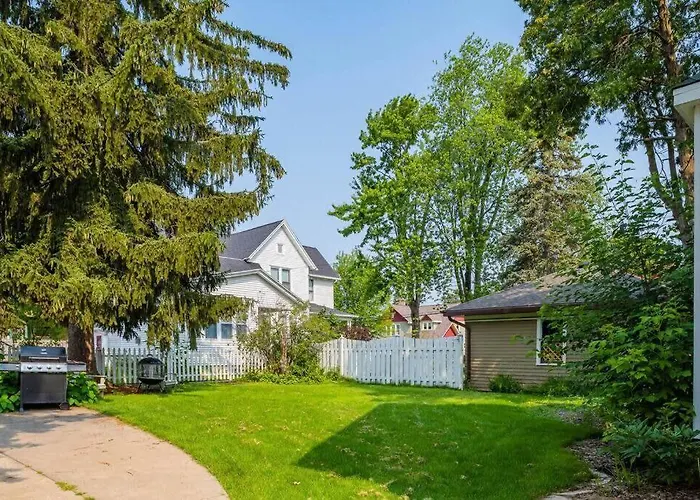 Spacious Downtown Character Home - 4 Bedroom 3 Bath Lawrence University College Ave