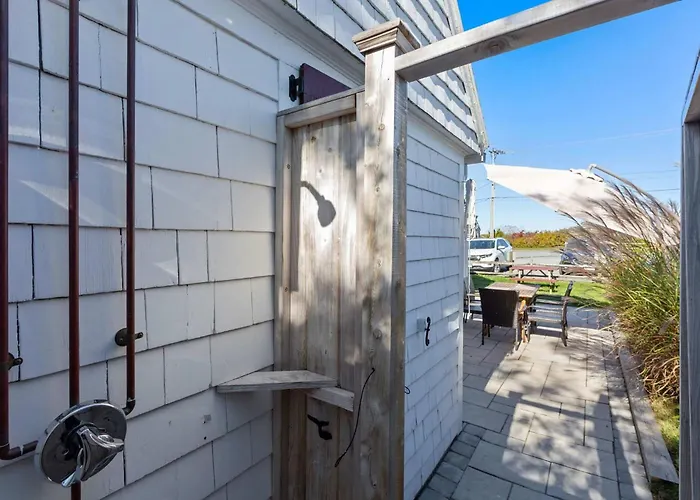 Bright North Truro Cottage #6 By The Bay