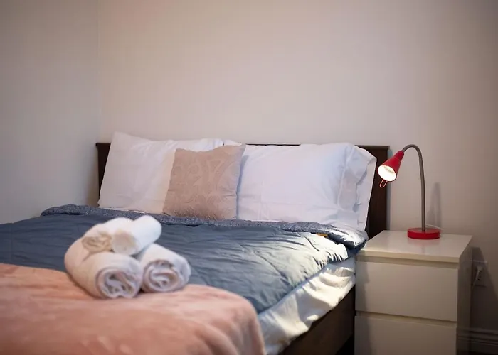 Cozy 3Br Family Home Near City Centre & Skytrain